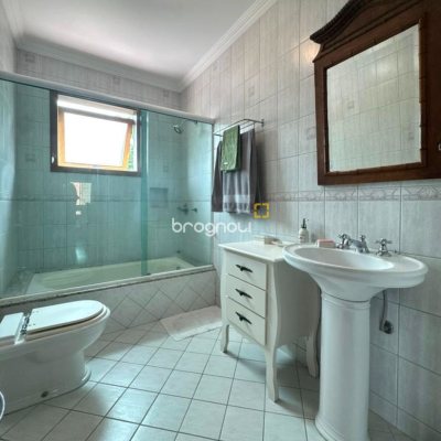 Casa com 407m², 4 quartos (sendo 1 suíte), 6 garagens, no bairro Agronômica em Florianópolis