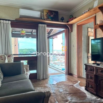 Casa com 407m², 4 quartos (sendo 1 suíte), 6 garagens, no bairro Agronômica em Florianópolis