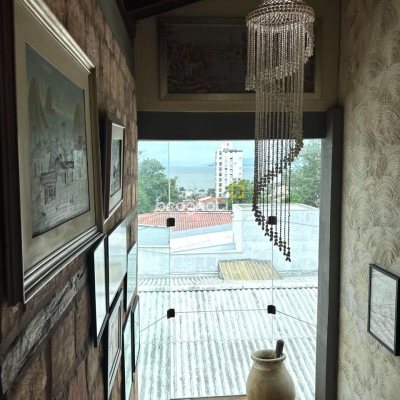 Casa com 407m², 4 quartos (sendo 1 suíte), 6 garagens, no bairro Agronômica em Florianópolis