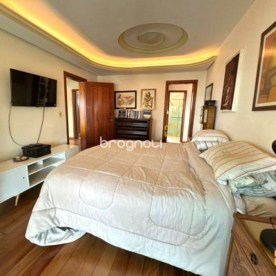 Casa com 407m², 4 quartos (sendo 1 suíte), 6 garagens, no bairro Agronômica em Florianópolis
