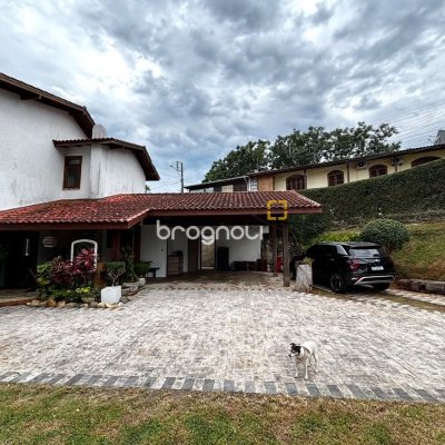 Casa com 407m², 4 quartos (sendo 1 suíte), 6 garagens, no bairro Agronômica em Florianópolis
