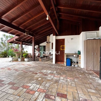 Casa com 407m², 4 quartos (sendo 1 suíte), 6 garagens, no bairro Agronômica em Florianópolis