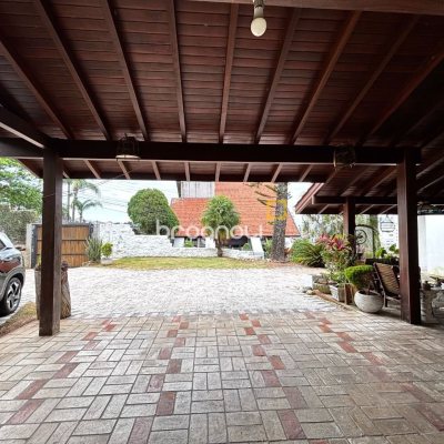 Casa com 407m², 4 quartos (sendo 1 suíte), 6 garagens, no bairro Agronômica em Florianópolis