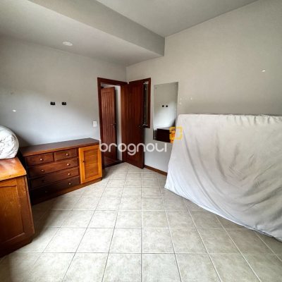 Casa com 407m², 4 quartos (sendo 1 suíte), 6 garagens, no bairro Agronômica em Florianópolis