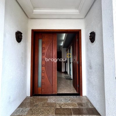 Casa com 407m², 4 quartos (sendo 1 suíte), 6 garagens, no bairro Agronômica em Florianópolis