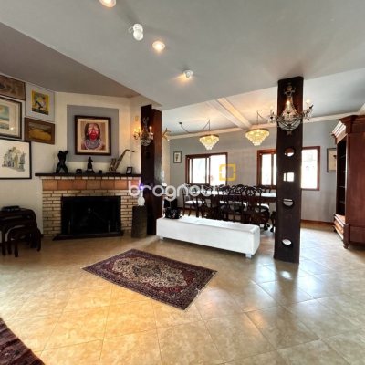 Casa com 407m², 4 quartos (sendo 1 suíte), 6 garagens, no bairro Agronômica em Florianópolis