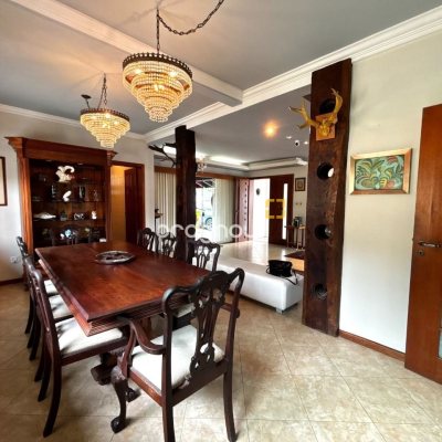 Casa com 407m², 4 quartos (sendo 1 suíte), 6 garagens, no bairro Agronômica em Florianópolis