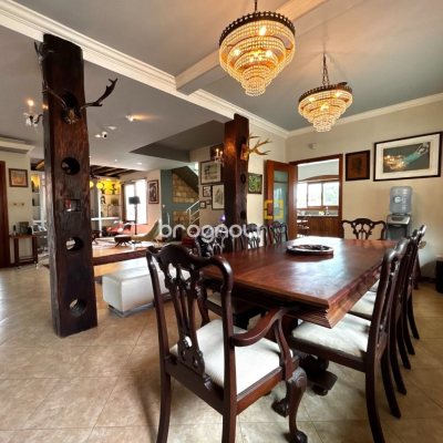 Casa com 407m², 4 quartos (sendo 1 suíte), 6 garagens, no bairro Agronômica em Florianópolis