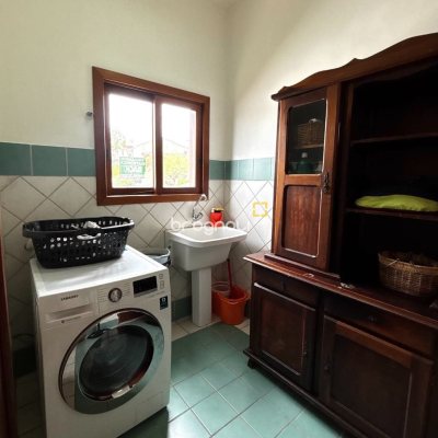 Casa com 407m², 4 quartos (sendo 1 suíte), 6 garagens, no bairro Agronômica em Florianópolis