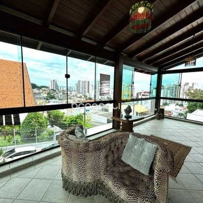 Casa com 407m², 4 quartos (sendo 1 suíte), 6 garagens, no bairro Agronômica em Florianópolis