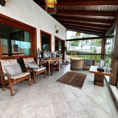 Casa com 407m², 4 quartos (sendo 1 suíte), 6 garagens, no bairro Agronômica em Florianópolis