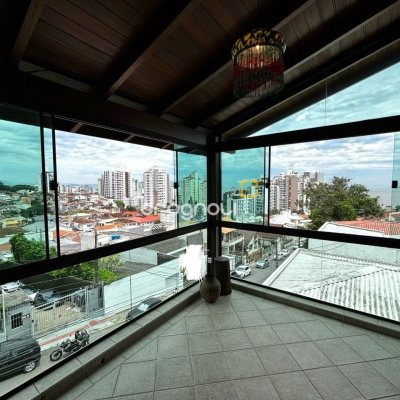 Casa com 407m², 4 quartos (sendo 1 suíte), 6 garagens, no bairro Agronômica em Florianópolis