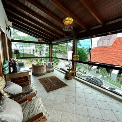 Casa com 407m², 4 quartos (sendo 1 suíte), 6 garagens, no bairro Agronômica em Florianópolis