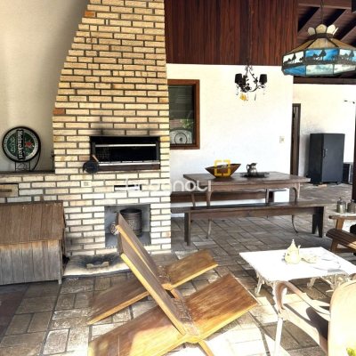 Casa com 407m², 4 quartos (sendo 1 suíte), 6 garagens, no bairro Agronômica em Florianópolis