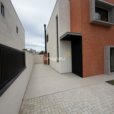Casa com 127m², 3 quartos (sendo 1 suíte), 3 garagens, no bairro São João do Rio Vermelho em Florianópolis