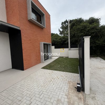 Casa com 127m², 3 quartos (sendo 1 suíte), 3 garagens, no bairro São João do Rio Vermelho em Florianópolis