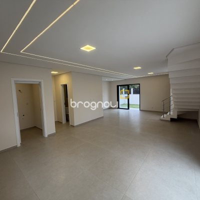 Casa com 127m², 3 quartos (sendo 1 suíte), 3 garagens, no bairro São João do Rio Vermelho em Florianópolis