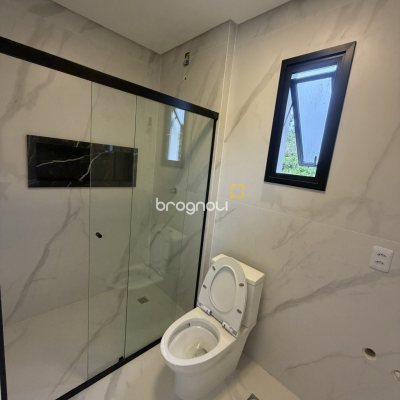 Casa com 127m², 3 quartos (sendo 1 suíte), 3 garagens, no bairro São João do Rio Vermelho em Florianópolis