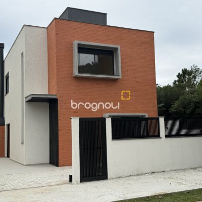 Casa com 127m², 3 quartos (sendo 1 suíte), 3 garagens, no bairro São João do Rio Vermelho em Florianópolis