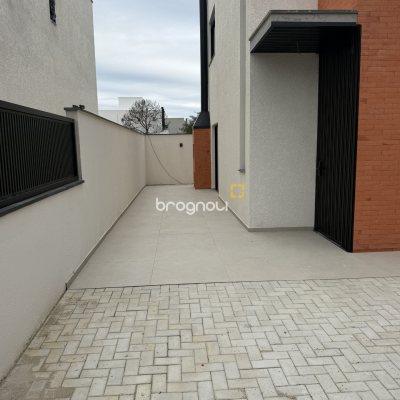 Casa com 127m², 3 quartos (sendo 1 suíte), 3 garagens, no bairro São João do Rio Vermelho em Florianópolis