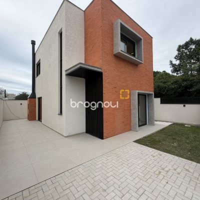 Casa com 127m², 3 quartos (sendo 1 suíte), 3 garagens, no bairro São João do Rio Vermelho em Florianópolis