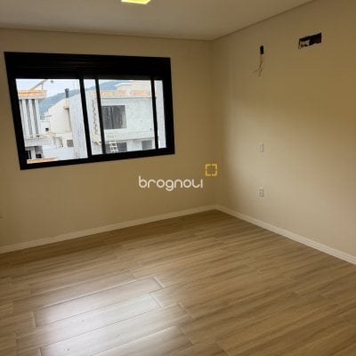 Casa com 127m², 3 quartos (sendo 1 suíte), 3 garagens, no bairro São João do Rio Vermelho em Florianópolis