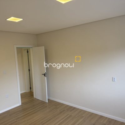 Casa com 127m², 3 quartos (sendo 1 suíte), 3 garagens, no bairro São João do Rio Vermelho em Florianópolis