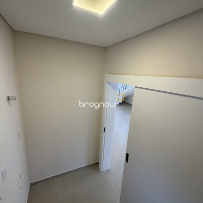 Casa com 127m², 3 quartos (sendo 1 suíte), 3 garagens, no bairro São João do Rio Vermelho em Florianópolis