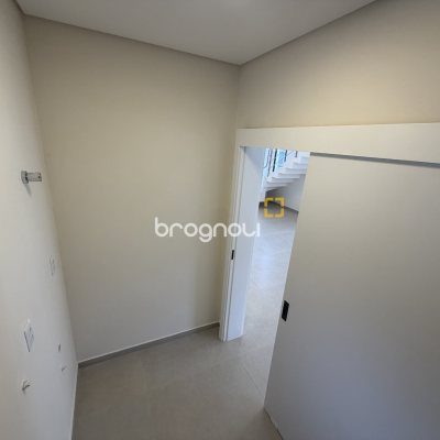 Casa com 127m², 3 quartos (sendo 1 suíte), 3 garagens, no bairro São João do Rio Vermelho em Florianópolis