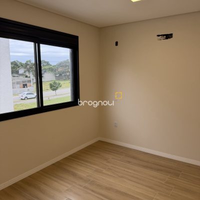 Casa com 127m², 3 quartos (sendo 1 suíte), 3 garagens, no bairro São João do Rio Vermelho em Florianópolis