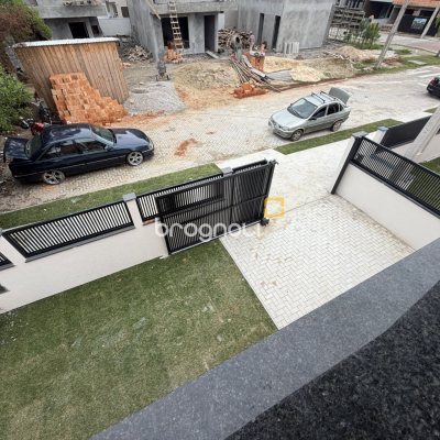 Casa com 127m², 3 quartos (sendo 1 suíte), 3 garagens, no bairro São João do Rio Vermelho em Florianópolis