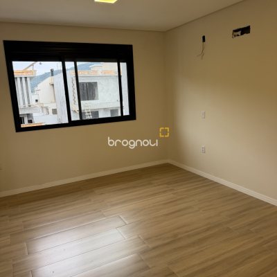 Casa com 127m², 3 quartos (sendo 1 suíte), 3 garagens, no bairro São João do Rio Vermelho em Florianópolis