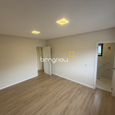 Casa com 127m², 3 quartos (sendo 1 suíte), 3 garagens, no bairro São João do Rio Vermelho em Florianópolis