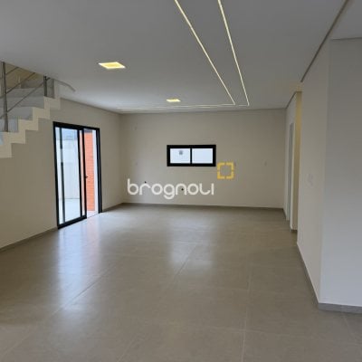 Casa com 127m², 3 quartos (sendo 1 suíte), 3 garagens, no bairro São João do Rio Vermelho em Florianópolis