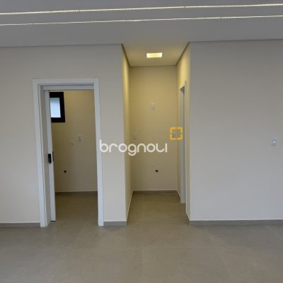 Casa com 127m², 3 quartos (sendo 1 suíte), 3 garagens, no bairro São João do Rio Vermelho em Florianópolis