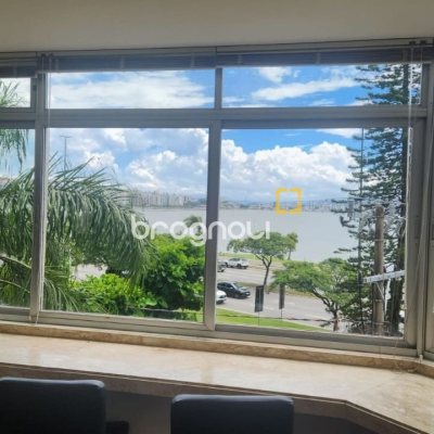 Apartamento com 226m², 4 quartos (sendo 2 suítes), 2 garagens, no bairro Beira Mar em Florianópolis