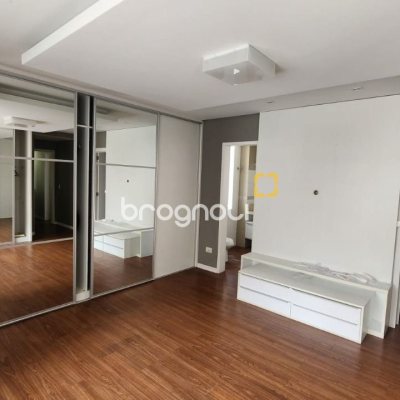 Apartamento com 226m², 4 quartos (sendo 2 suítes), 2 garagens, no bairro Beira Mar em Florianópolis