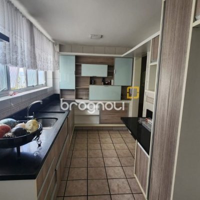Apartamento com 226m², 4 quartos (sendo 2 suítes), 2 garagens, no bairro Beira Mar em Florianópolis