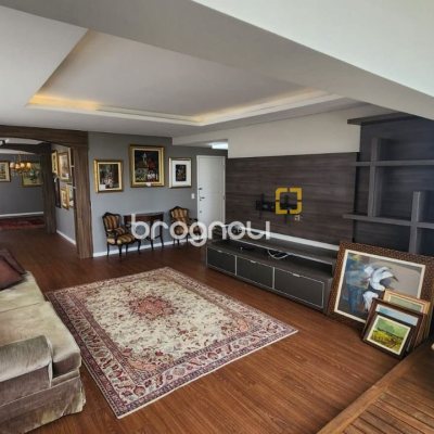 Apartamento com 226m², 4 quartos (sendo 2 suítes), 2 garagens, no bairro Beira Mar em Florianópolis