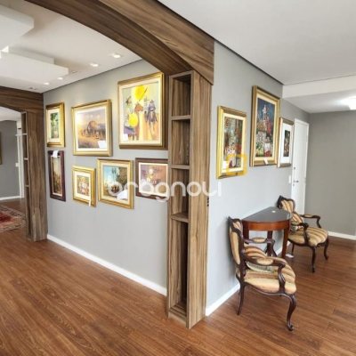 Apartamento com 226m², 4 quartos (sendo 2 suítes), 2 garagens, no bairro Beira Mar em Florianópolis