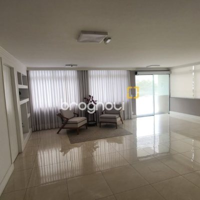 Apartamento com 226m², 4 quartos (sendo 2 suítes), 2 garagens, no bairro Beira Mar em Florianópolis