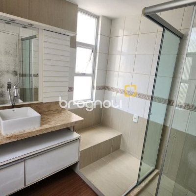 Apartamento com 226m², 4 quartos (sendo 2 suítes), 2 garagens, no bairro Beira Mar em Florianópolis