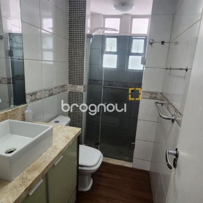 Apartamento com 226m², 4 quartos (sendo 2 suítes), 2 garagens, no bairro Beira Mar em Florianópolis