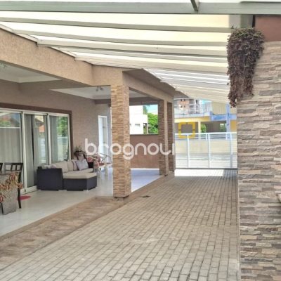 Casa com 257m², 6 quartos (sendo 2 suítes), 2 garagens, no bairro Ingleses em Florianópolis