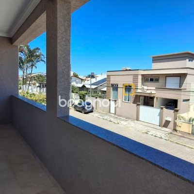 Casa com 257m², 6 quartos (sendo 2 suítes), 2 garagens, no bairro Ingleses em Florianópolis