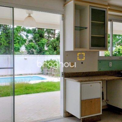 Casa com 286m², 3 quartos (sendo 3 suítes), 2 garagens, no bairro Jurerê em Florianópolis