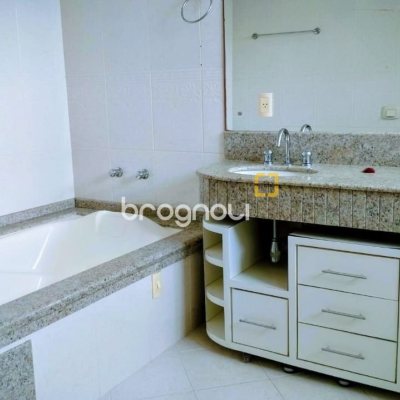 Casa com 286m², 3 quartos (sendo 3 suítes), 2 garagens, no bairro Jurerê em Florianópolis