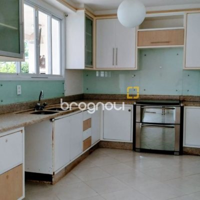 Casa com 286m², 3 quartos (sendo 3 suítes), 2 garagens, no bairro Jurerê em Florianópolis