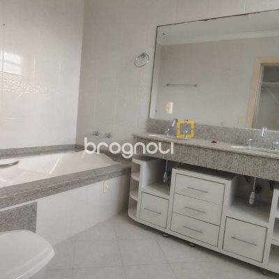 Casa com 286m², 3 quartos (sendo 3 suítes), 2 garagens, no bairro Jurerê em Florianópolis