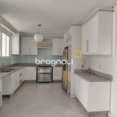 Casa com 286m², 3 quartos (sendo 3 suítes), 2 garagens, no bairro Jurerê em Florianópolis